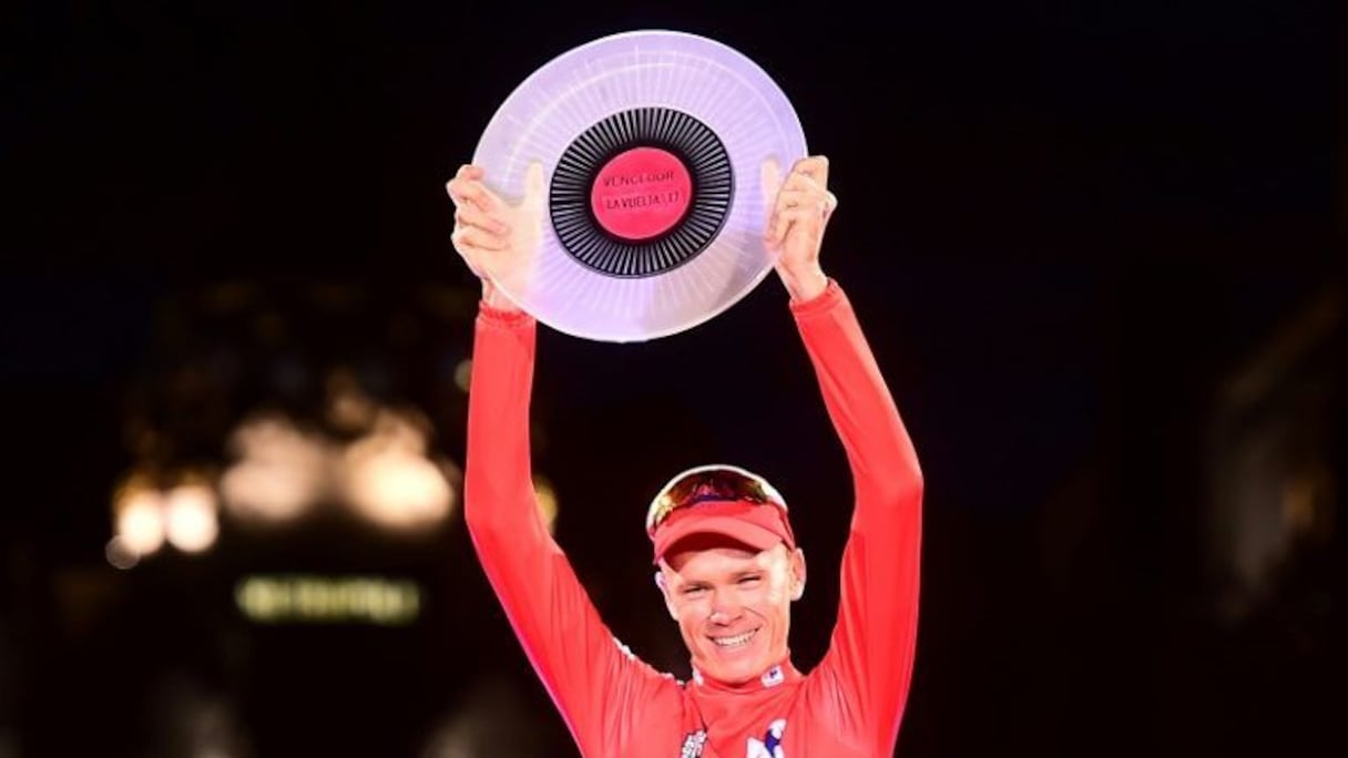 Le Britannique Christopher Froome (Sky) soulève le trophée sur le podium après avoir remporté la Vuelta, le 10 septembre 2017 à Madrid