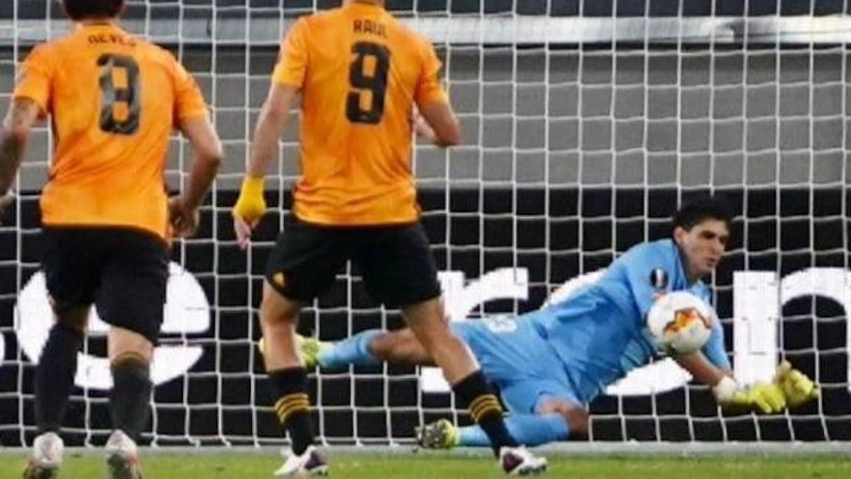 Yassine Bounou arrêtant un penalty contre Wolves.