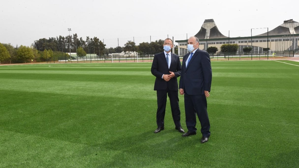 Le général de Corps d'armée Mohamed Haramou, Commandant de la gendarmerie royale et président de l'AS FAR, et le président de la Fédération royale marocaine de football, Fouzi Lekjaa.