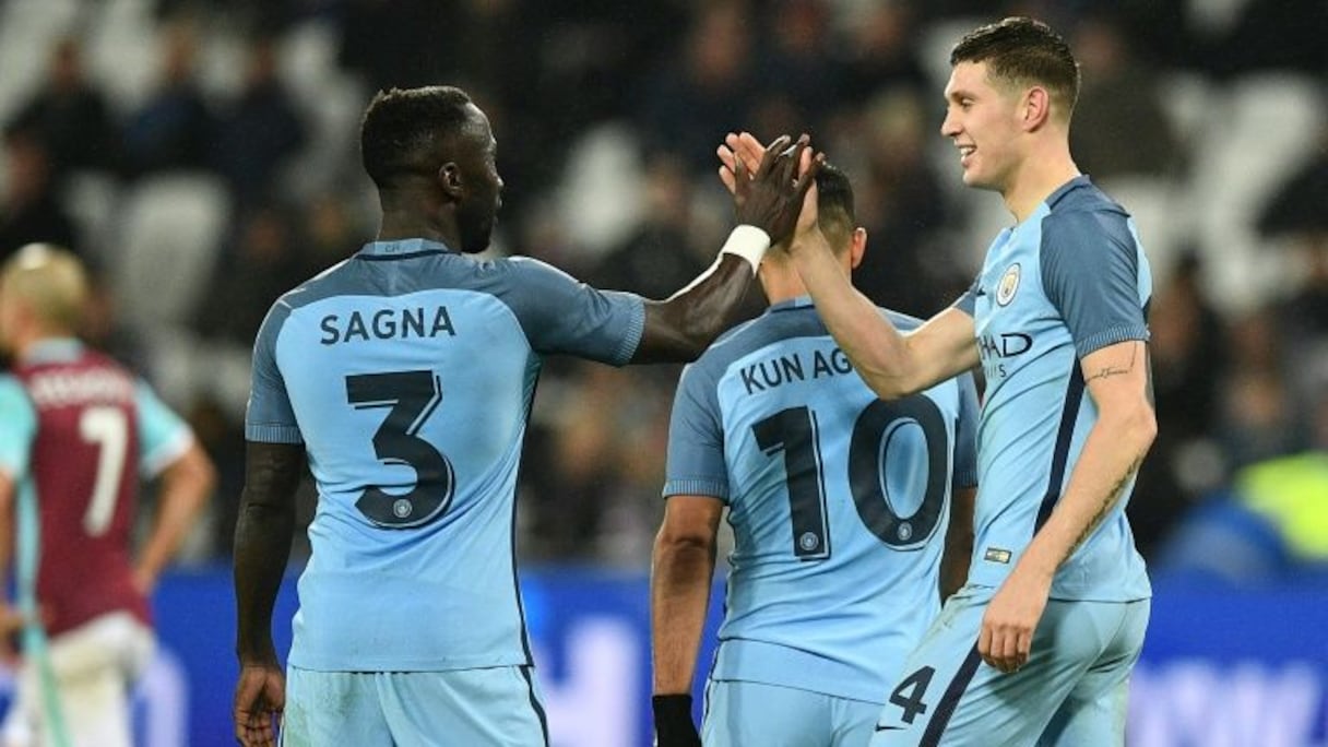 es défenseurs de Manchester City Bacary Sagna et John Stones, le 6 janvier 2017 lors de la victoire en Coupe d'Angleterre face à West Ham au London Stadium.