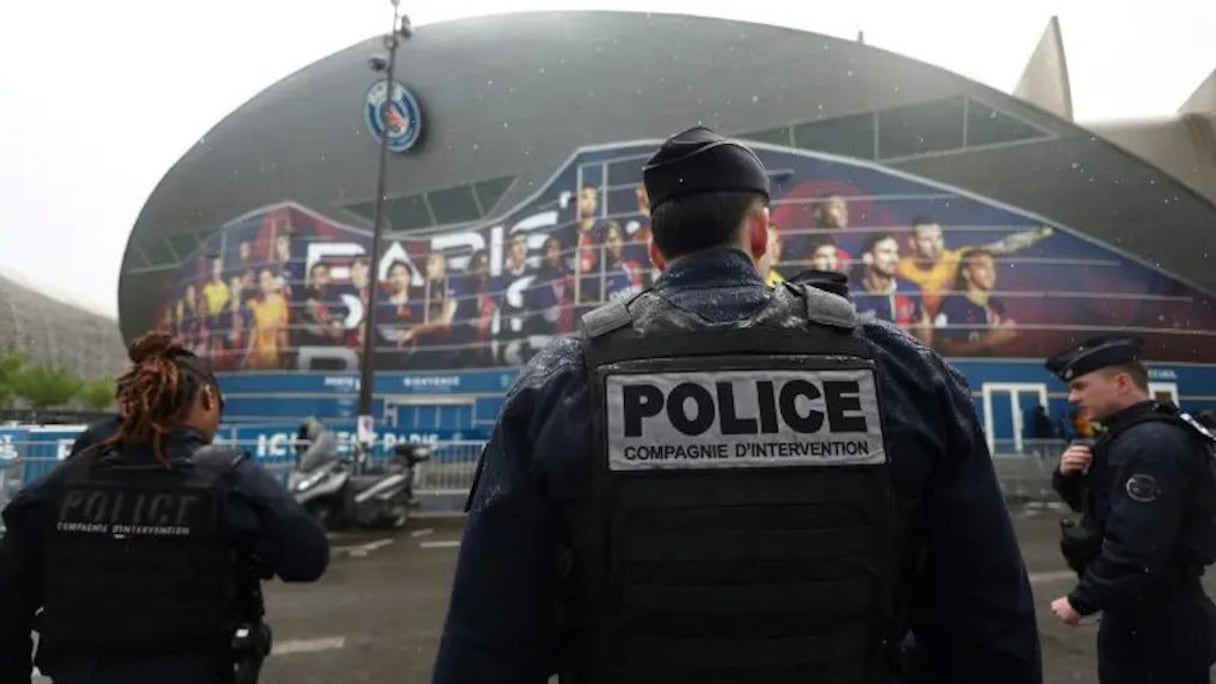 Les forces de l'ordre en patrouille devant le Parc des Princes à la veille du match PSG-Barcelone, le 9 avril 2024.