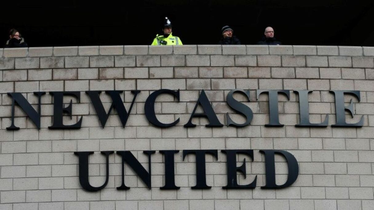 L'éventuel rachat de Newcastle permettrait à des fonds saoudiens de s'offrir une vitrine en Premier League à moindre coût dans un football en crise.