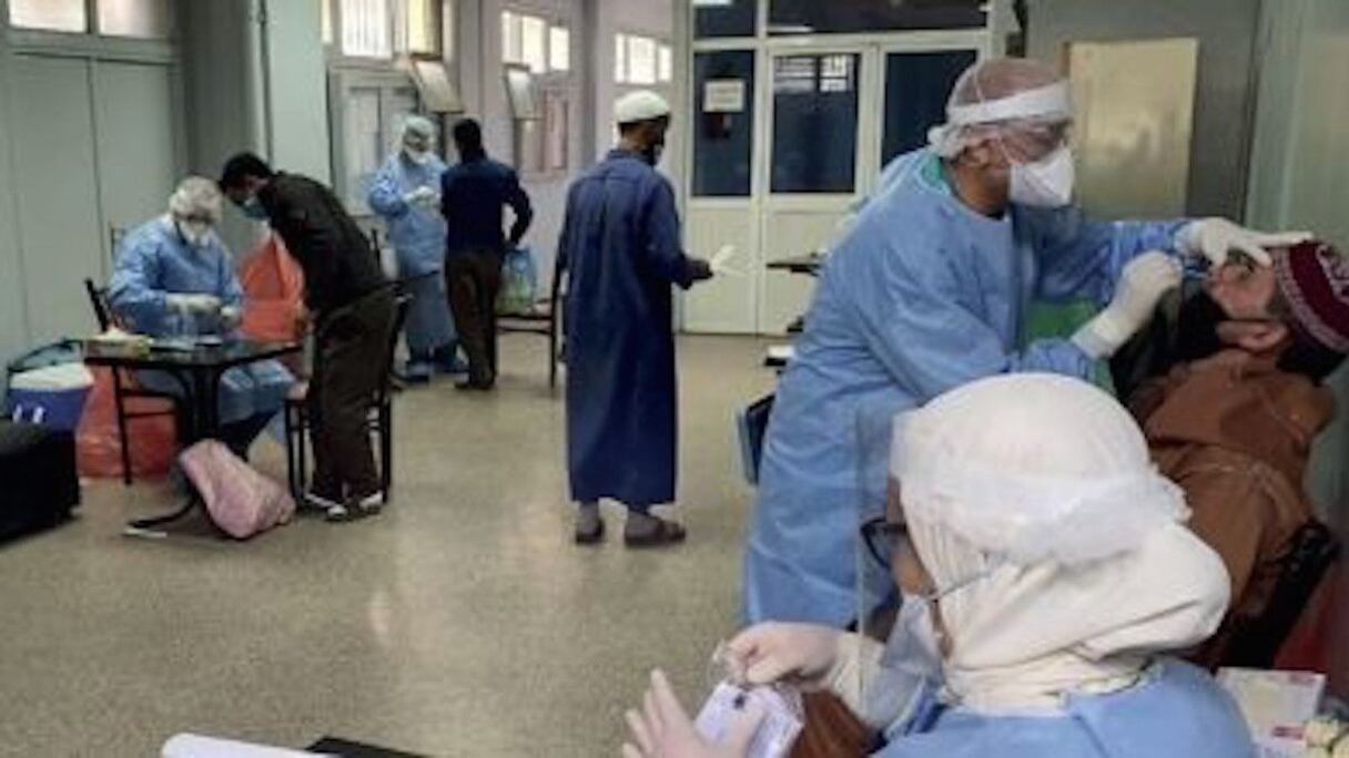 L'attente des patients dans une aile d'hôpital dédiée aux malades du Covid-19.