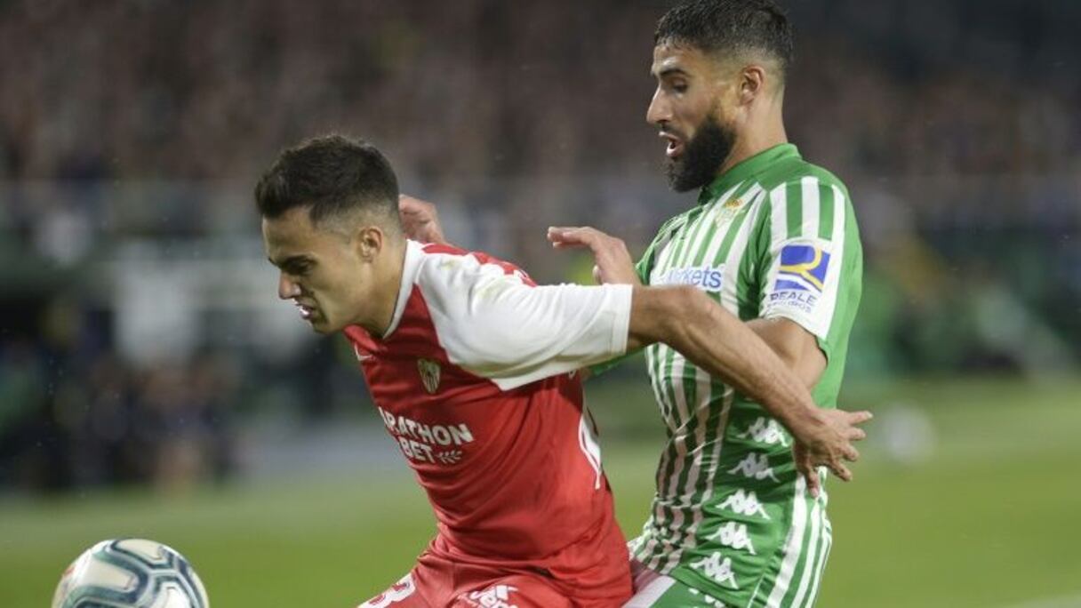 Nabil Fekir du Betis va au duel avec Sergio Reguilon du Séville FC, lors du match aller au stade Villamarin, le 10 novembre 2019.
