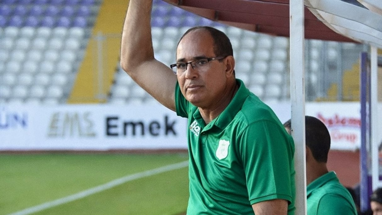 Baddou Zaki, vainqueur de la Coupe d'Algérie en 2017 avec Belouizdad, se fait remettre un présent par l'éphemère Premier ministre algérien de l'époque, Abdelmadjid Tebboune.