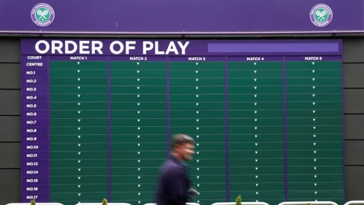 Avec l'annulation mercredi de Wimbledon et de toute la saison sur gazon, les circuits professionnels masculin (ATP) et féminin (WTA) sont suspendus jusqu'au 13 juillet... pour le moment.