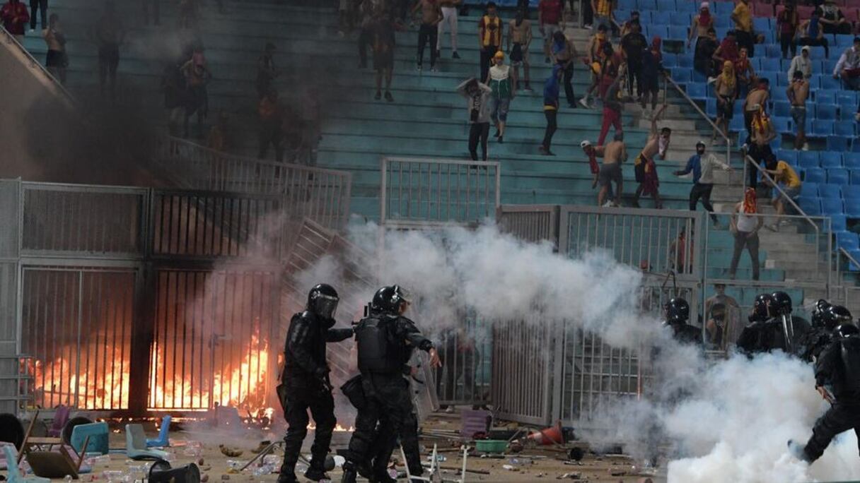Les supporters de l'Espérance se heurtent à la police anti-émeute lors du match de quart de finale de la Ligue des champions de la CAF entre l'Espérance Sportive de Tunis (Tunisie) et la JS Kabylie (Algérie) au stade Hammadi Agrebi de Radès, le 29 avril 2023.