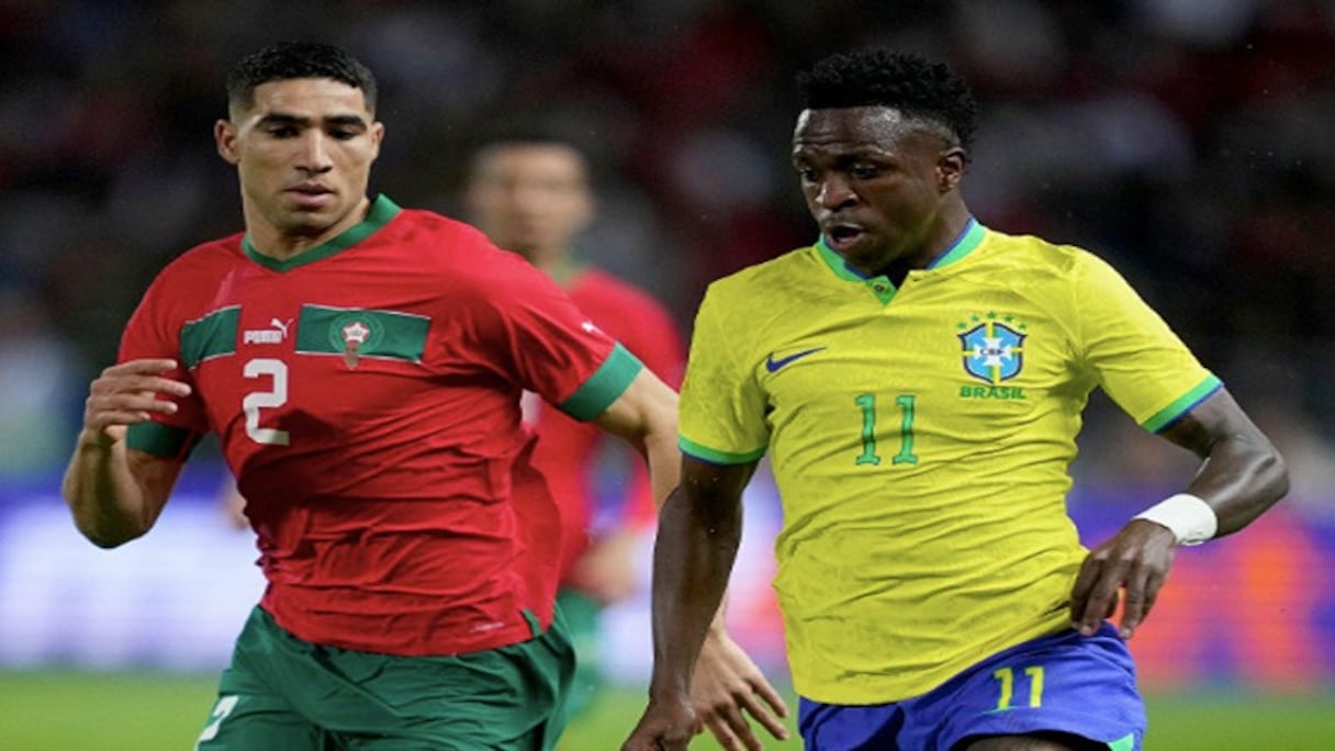 Achraf Hakimi et Vinicius Junior lors du match amical Maroc-Brésil (2-1), le 25 mars 2023 au Grand Stade de Tanger.