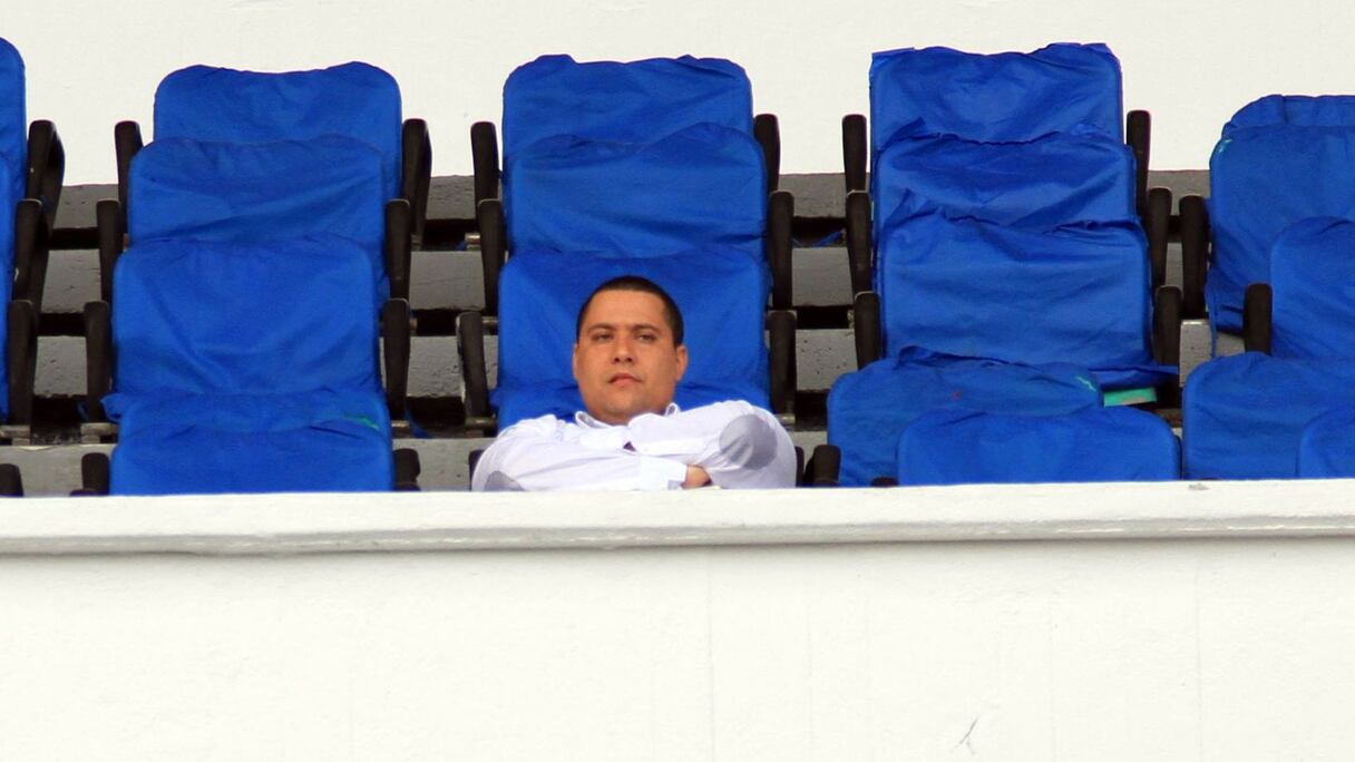 Mohamed Boudrika seul dans les tribunes.