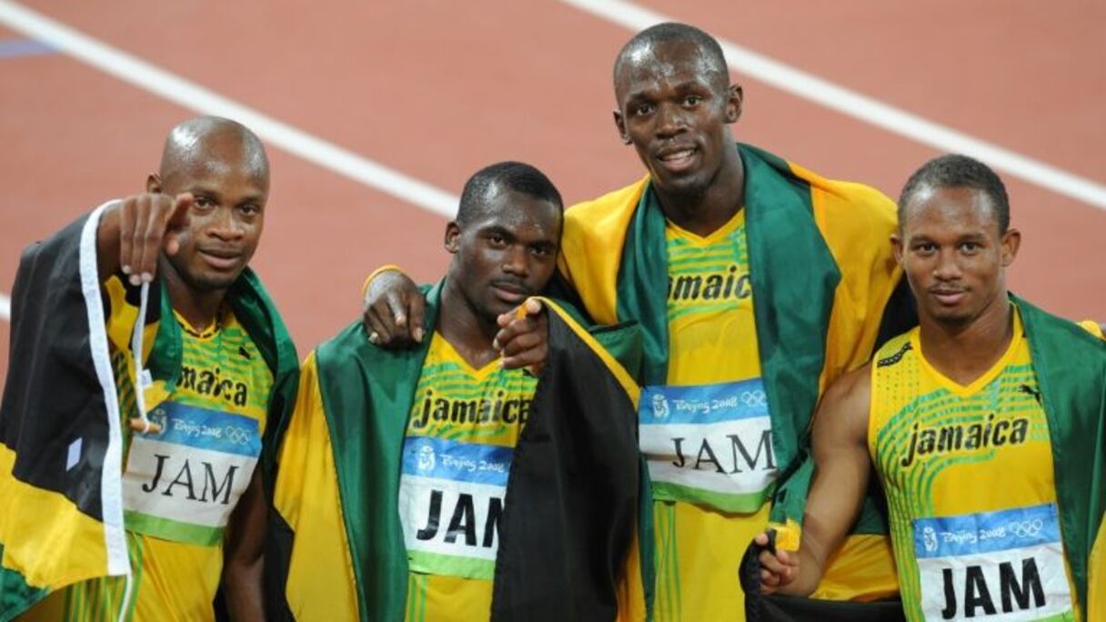 Les athlètes jamaïcains posent sur la piste après leur victoire au relais 4x100 m aux JO de Pékin, le 22 août 2008.