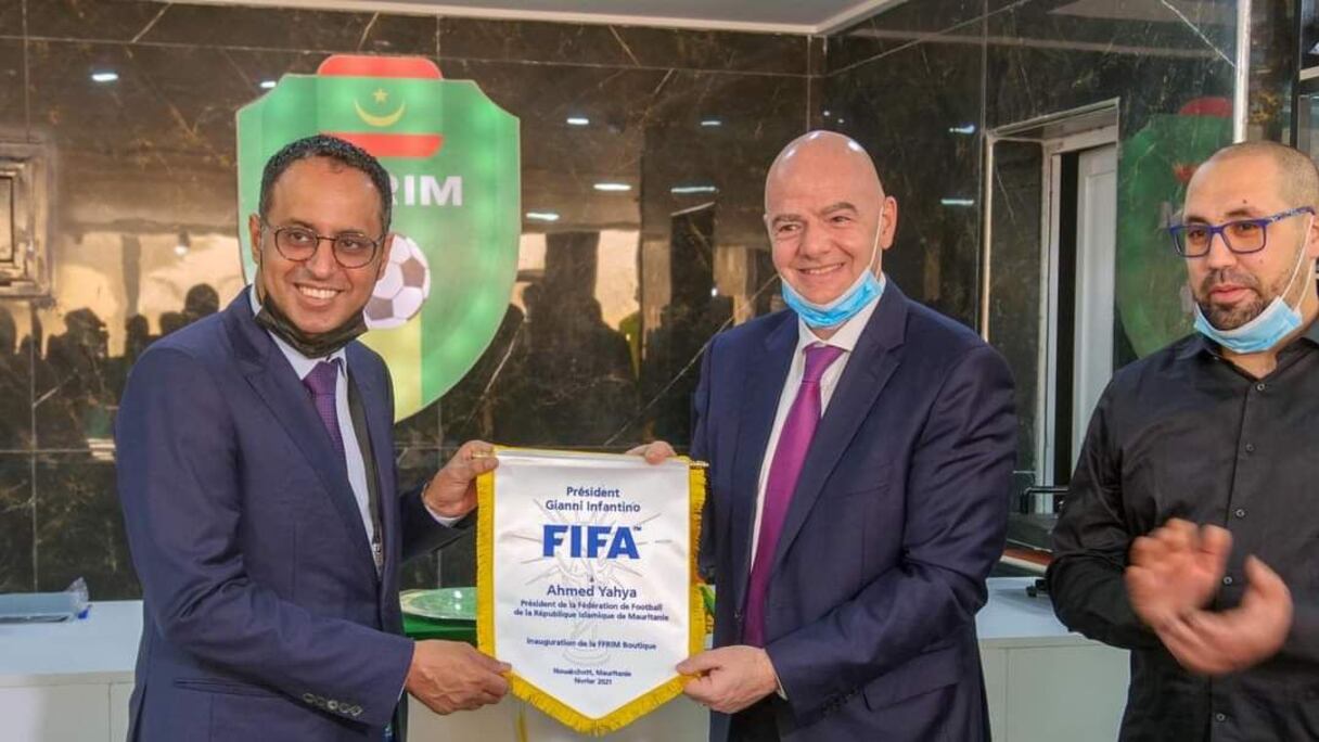 Le président de la Fédération mauritanienne de football, Ahmed ould Yahya, le président de la Fifa, Gianni infantino, et le patron de d'AB Sport, Mohamed Bessam El Aqil.