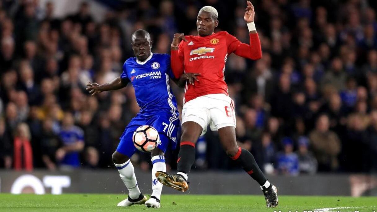Ngolo Kanté (N° 7 de Chelsea) en duel avec son compatriote de ManU, Paul Pogba.