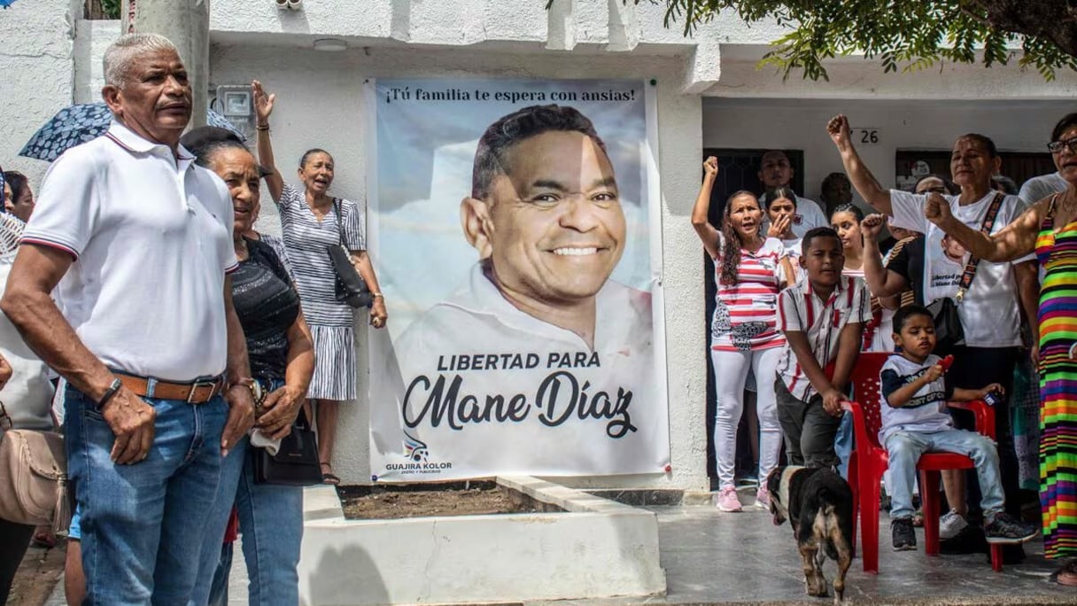 Luis Manuel Diaz (portraitisé à gauche) a été libéré par l’ELN ce jeudi 9 novembre après près de deux semaines de captivité.