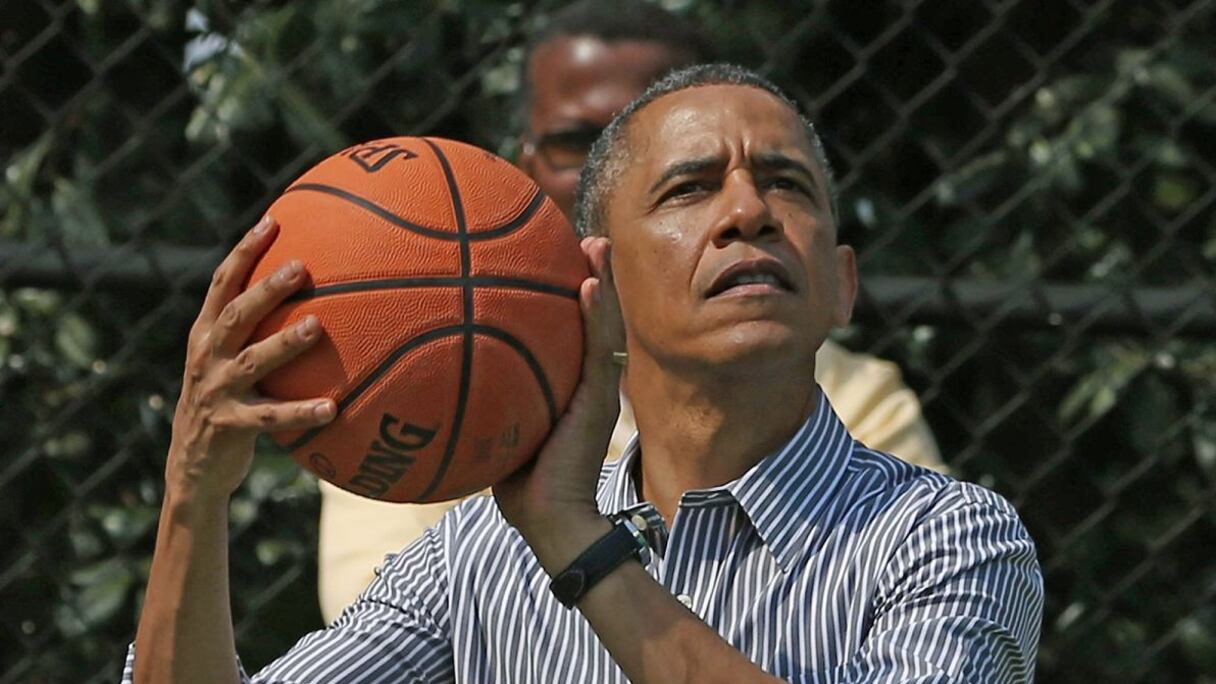 L'ex-président américain Barack Obama maniant une balle de basket.