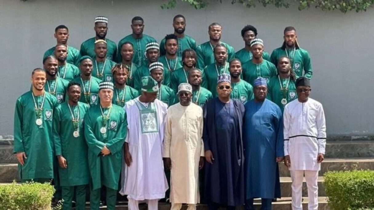 Le président nigérian Bola Ahmed Tinubu avec les joueurs de l'équipe nationale du Nigeria.