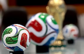 Des répliques des ballons et du trophée de la Coupe du Monde de la FIFA