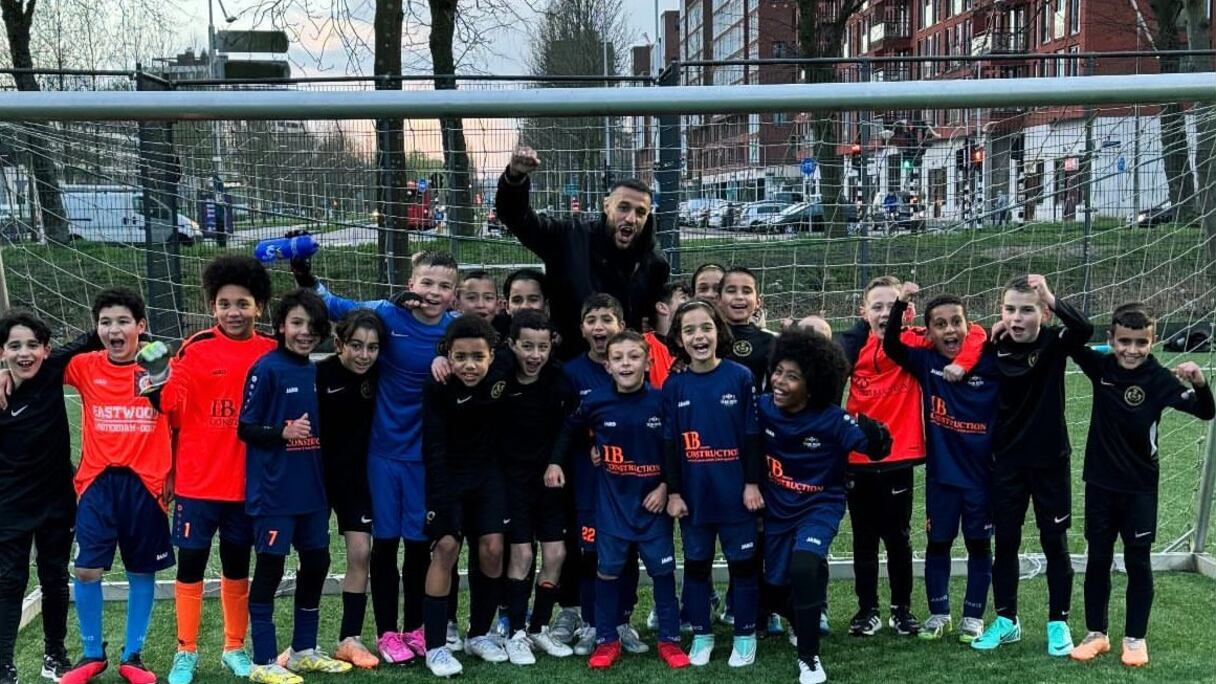 Noussair Mazraoui au tournoi de football pour enfants à Amsterdam, sa ville natale
