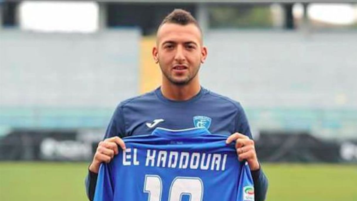 Omar El Kaddouri a posé avec son numéro de maillot avant sa séance d'entraînement avec son nouveau club, Empoli.