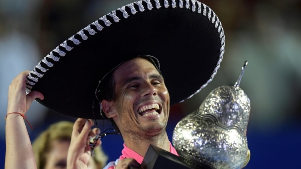 L'Espagnol Rafael Nadal coiffé d'un sombrero après sa victoire au tournoi d'Acapulco.