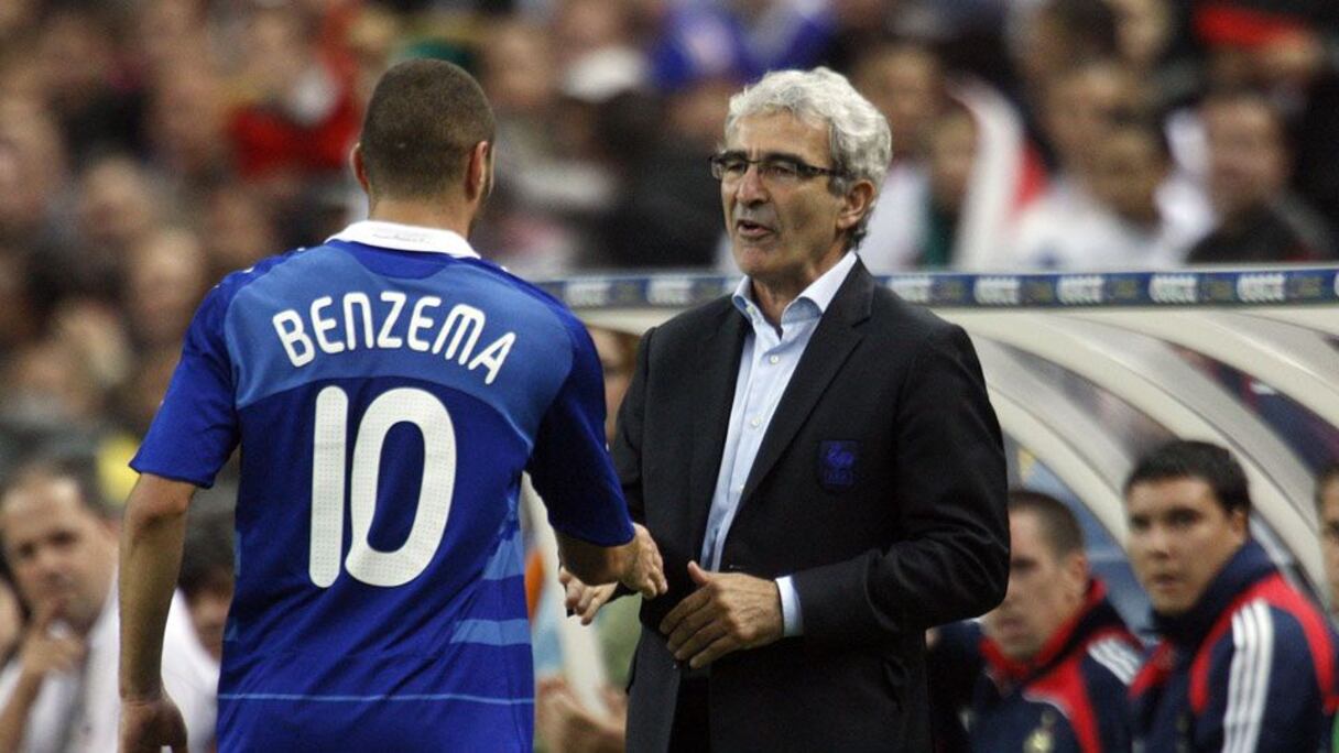 L'avant-centre du Real Madrid Karim Benzema (g) et son entraîneur Zinédine Zidane, lors du match contre Majorque, le 24 juin 2020 au stade Alfredo-Di Stefano à Madrid.