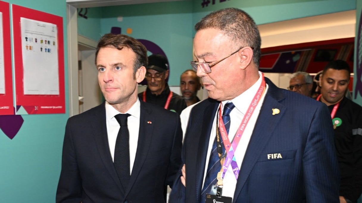 Emmanuel Macron et Fouzi Lekjaa à l'issue du match France-Maroc, le 14 décembre 2022.