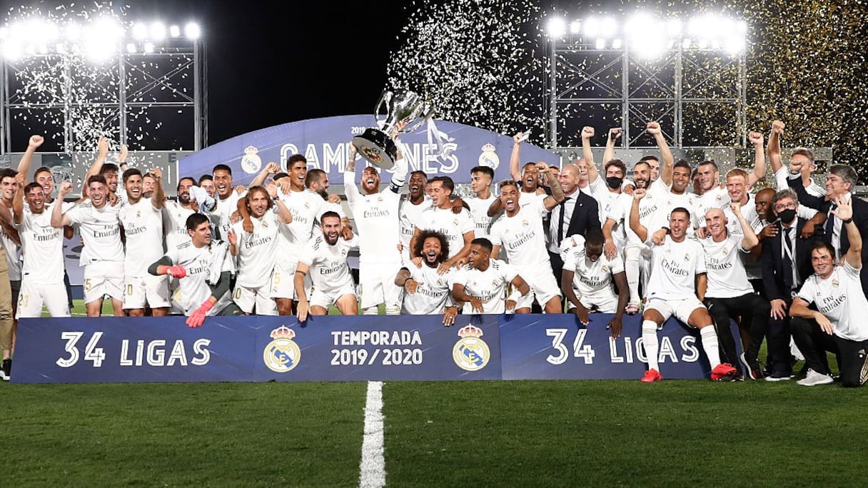 Zidane célébré par les joueurs du Real après l'obtention du titre de champion d'Espagne.