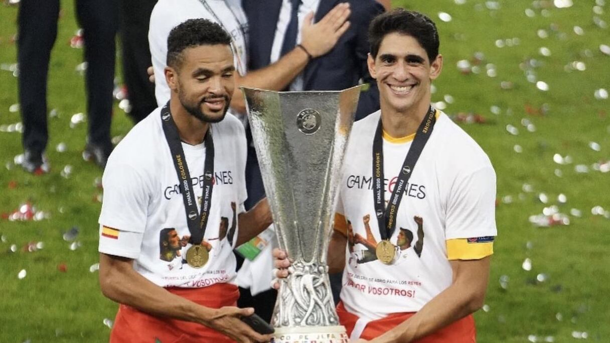 Yassine Bounou et Youssef En-Nesyri avec le trophée de la Ligue Europa.