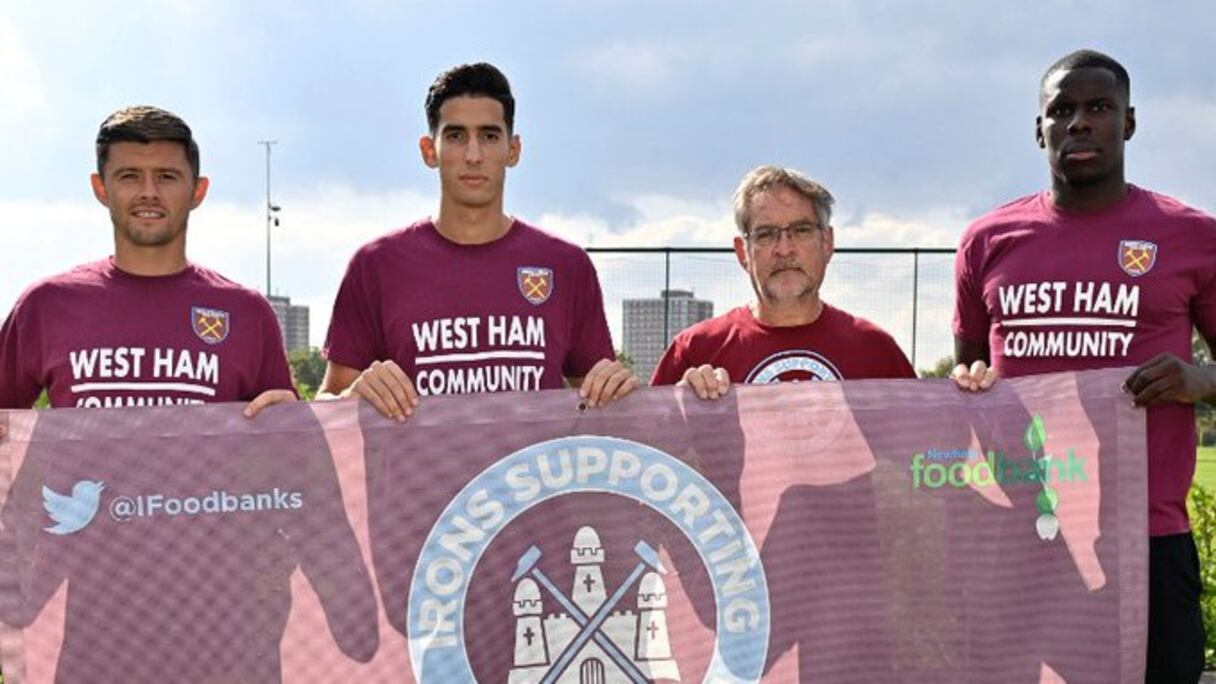 Nayef Aguerd, joueur de West Ham avec ses coéquipiers pour une campagne de soutien et d'aide aux victimes du séisme d'Al Haouz