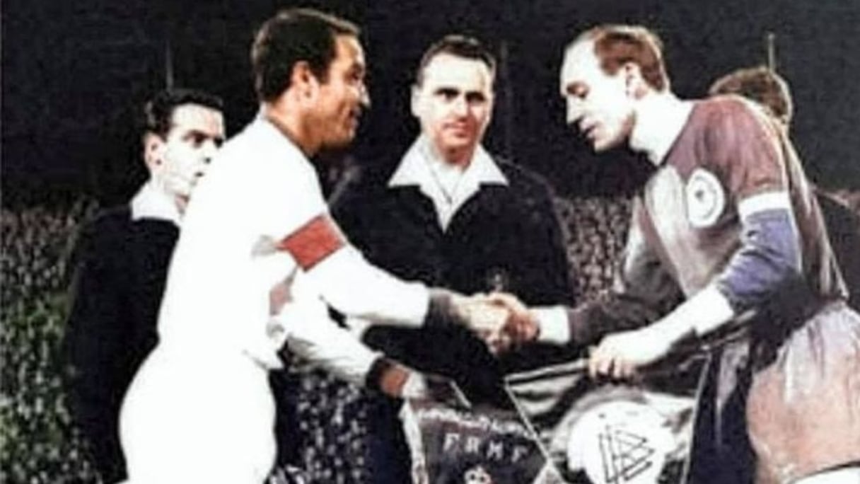 Feu Ammar Seif Eddine (à gauche) lors d'un match de l'AS FAR dans les années 60.