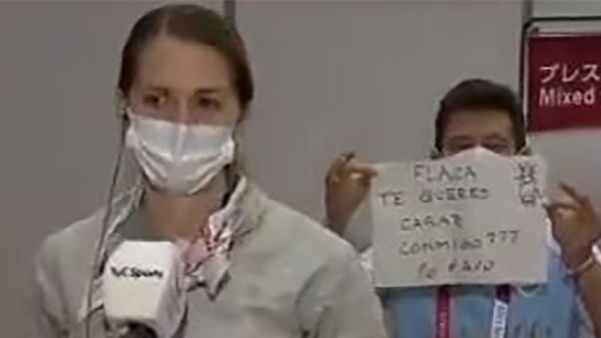 L’escrimeuse argentine María Belén Pérez Maurice demandée en mariage par son entraîneur et compagnon, en pleine interview.