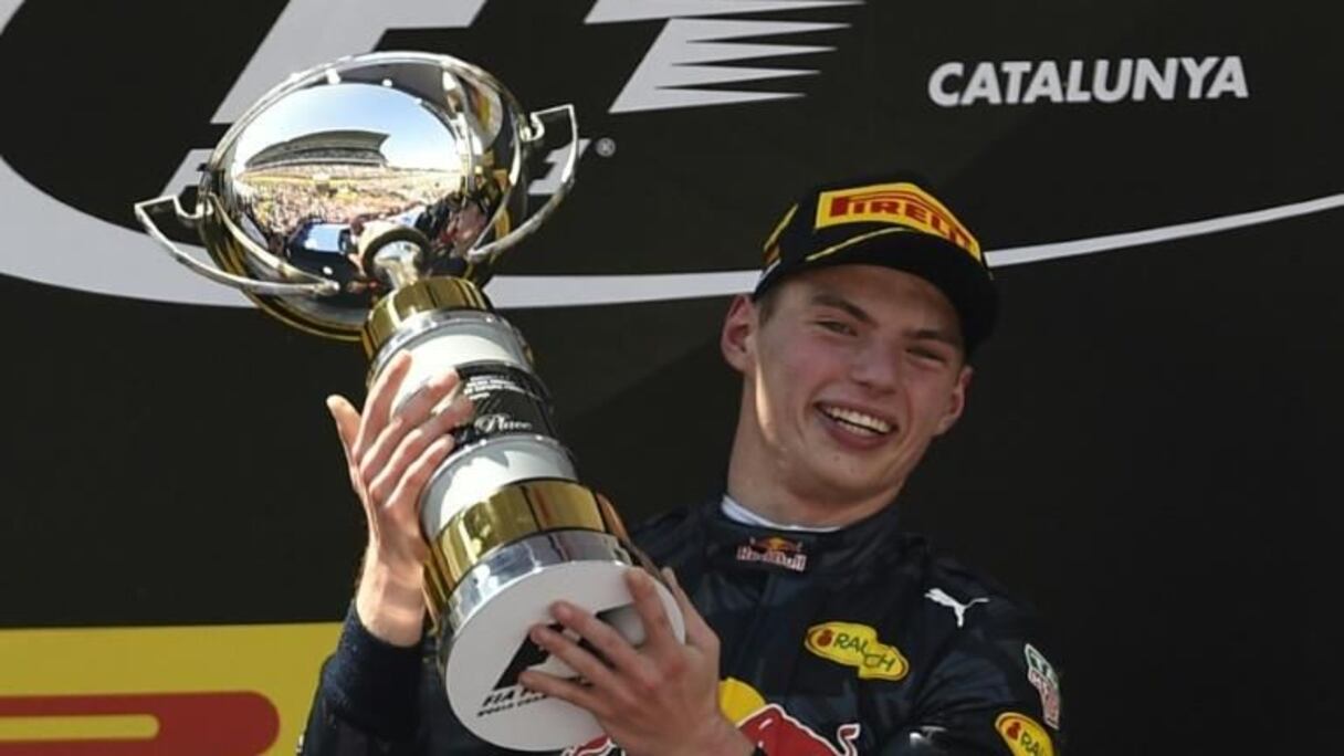 Le jeune néerlandais Max Verstappen (Red Bull) brandit le trophée après sa victoire au GP d'Espagne de F1 à Montmelo, le 15 mai 2016.