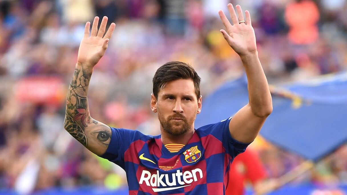 Lionel Messi arrive en voiture au centre d'entraînement du FC Barcelone où il doit se soumettre à un test de dépistage du Covid-19, à Barcelone, le 6 mai 2020.