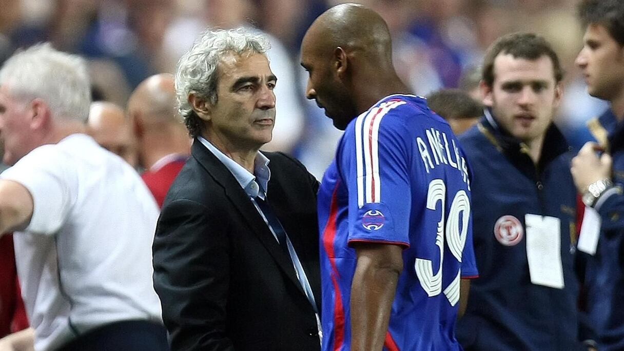 (De gauche à droite): Raymond Domenech et Nicolas Anelka lors de la Coupe du monde 2010.