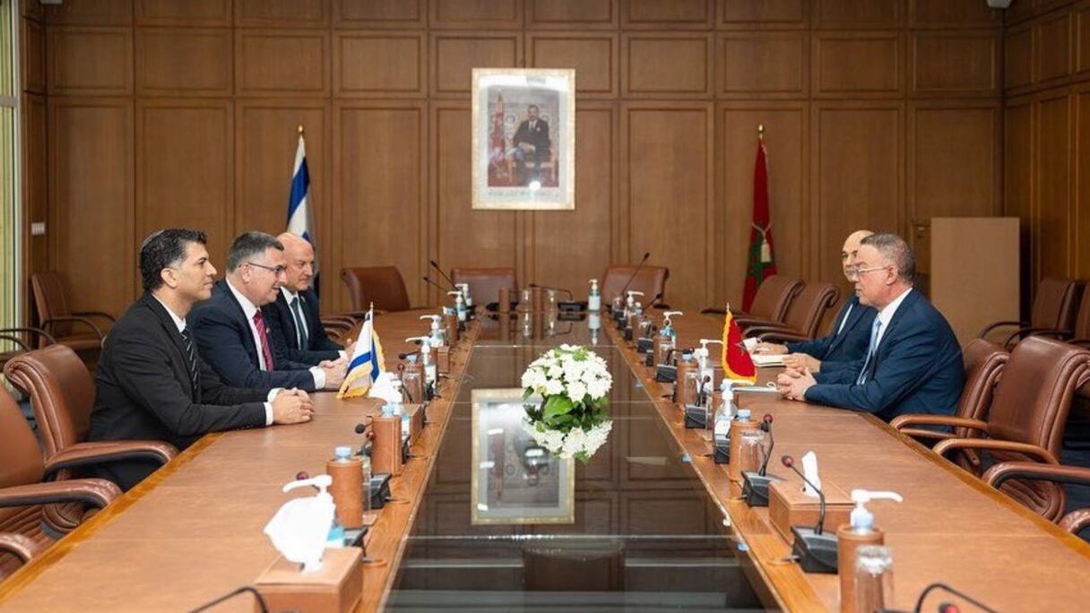 Fouzi Lekjaa, président de la FRMF, et Gideon Saar, ministre de la justice israélien, ce mercredi 27 juillet, à Rabat.