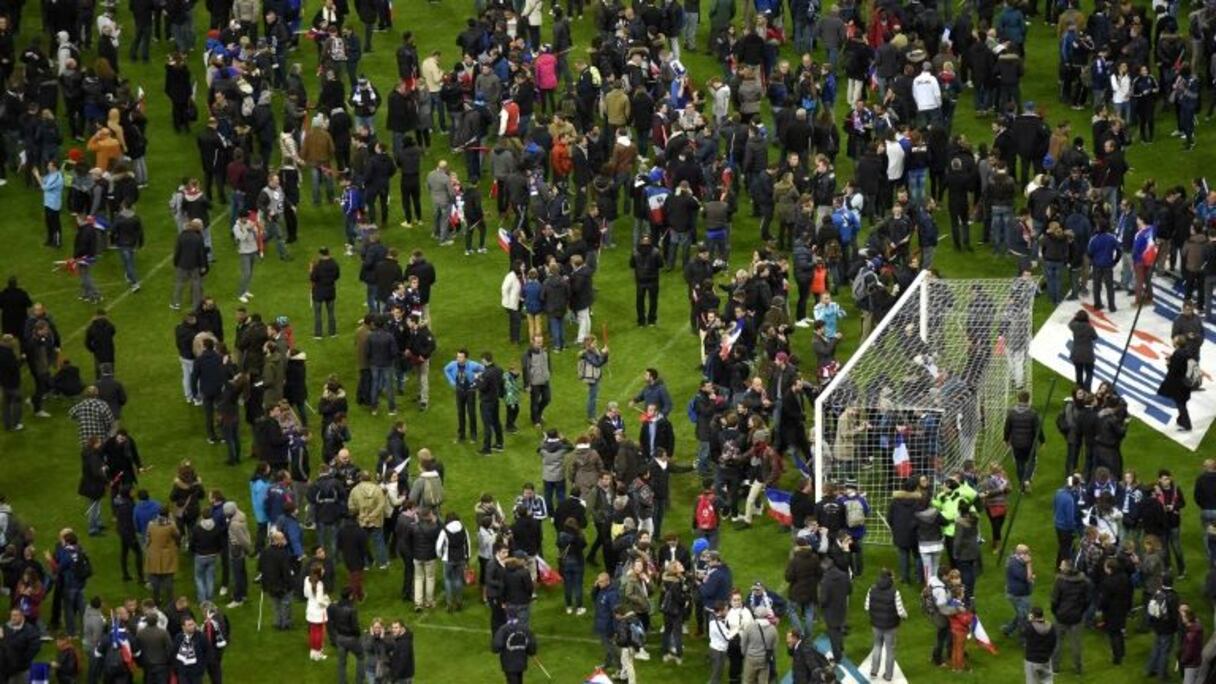 La pelouse du Stade de France, à Saint-Denis, occupée par les spectateurs du match amical France-Allemagne, après les attaques de Paris, le 13 novembre 2015.