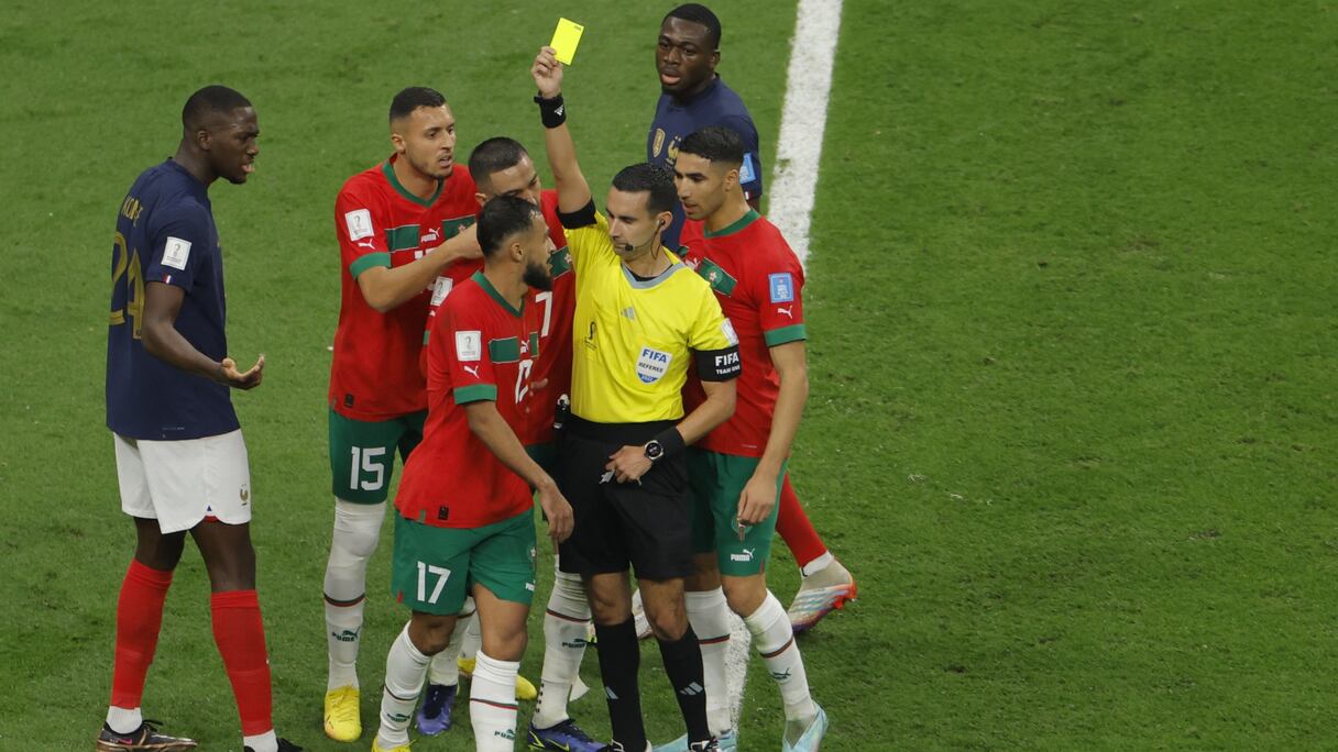 Cesar Ramos donne un carton jaune à Sofiane Boufal, lors de la demi-finale France-Maroc (2-0), le 14 décembre 2022