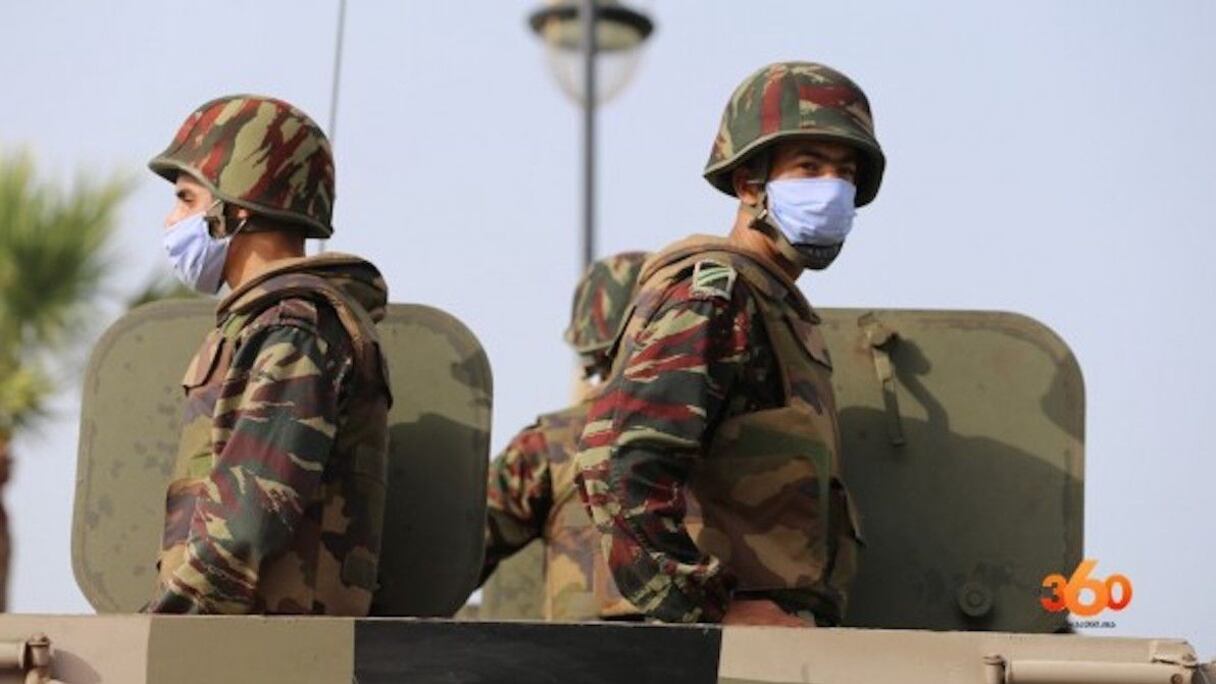 Renforcement des mesures de sécurité, avec l'implication de l'armée, pour limiter la propagation du Covid-19. Ici à Tanger.