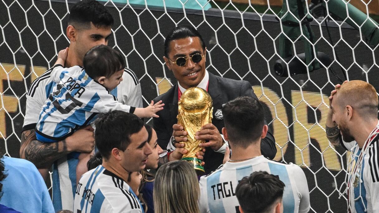 Le célèbre restaurateur turc Salt Bae avec les joueurs de l'Argentine après la finale de la Coupe du Monde, le 18 décembre 2022.