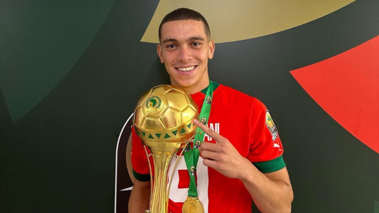 Amine El Ouazzani posant avec le trophée de laCAN U23