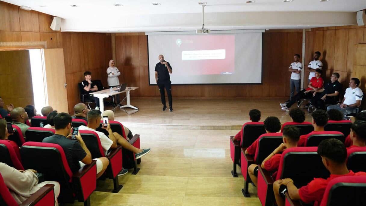 Walid Regragui lors de la rencontre avec les familles des Lionceaux de l’Atlas U16, au Complexe Mohammed VI de football, le 5 septembre 2023.