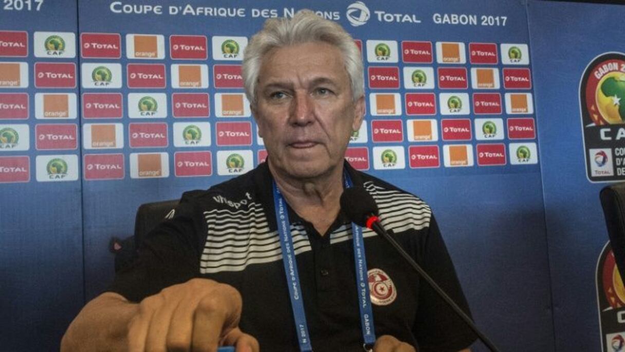 Le sélectionneur de la Tunisie Henryk Kasperczak en conférence de presse le 18 janvier 2017 à Franceville au Gabon.