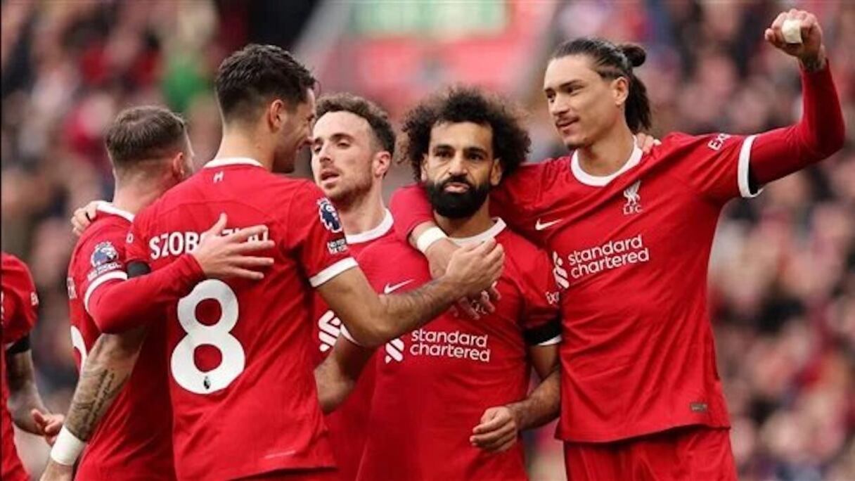 Mohamed Salah félicité par ses coéquipiers de Liverpool après son doublé face à Everton, le 21 octobre 2023.