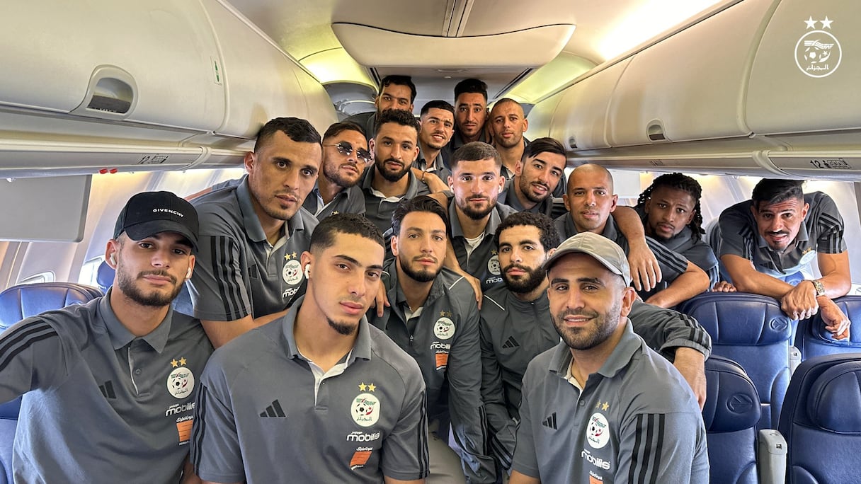 L'équipe d'Algérie de football à bord d'un avion
