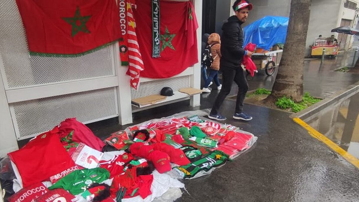 Des maillots des Lions de l'Atlas en vente dans un boulevard casablancais.