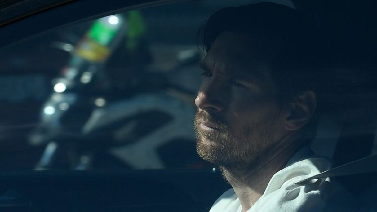 Lionel Messi arrive en voiture au centre d'entraînement du FC Barcelone où il doit se soumettre à un test de dépistage du Covid-19, à Barcelone, le 6 mai 2020.