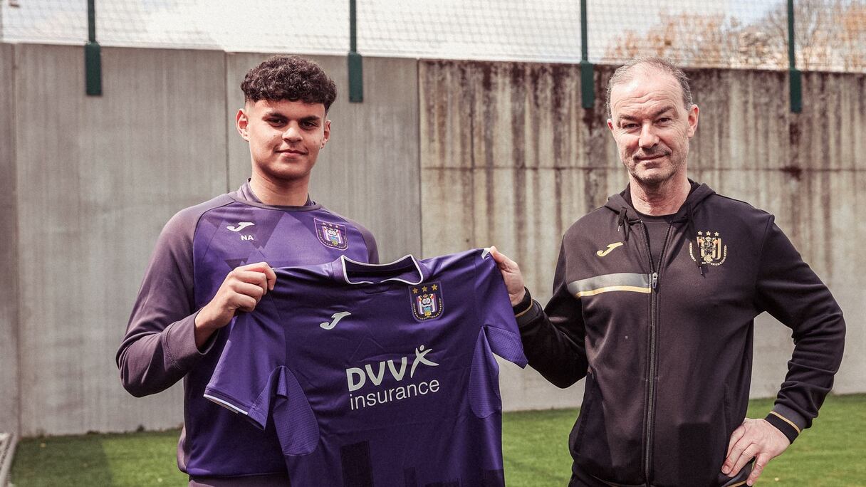 Nassim Azaouzi lors de sa signature à Anderlecht.