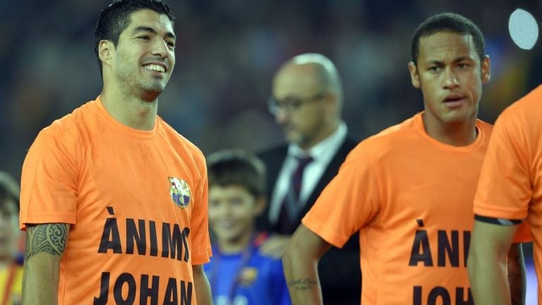 Les attaquants du FC Barcelone Luis Suarez et Neymar avec des tee-shirts de soutien à Johan Cruyff, avant le match contre Eibar, le 25 octobre 2015 au Camp Nou.
