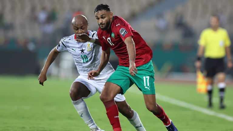 Soufiane Boufal en duel avec André Ayew lors de Maroc-Ghana, le 10 janvier 2022.
