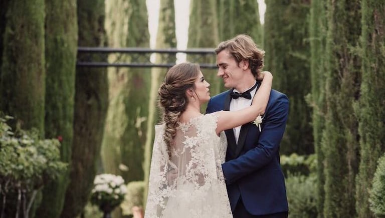 Antoine Griezmann a également profité des vacances pour se marier. Il a épousé Erika, sa compagne depuis de nombreuses années, en Espagne.