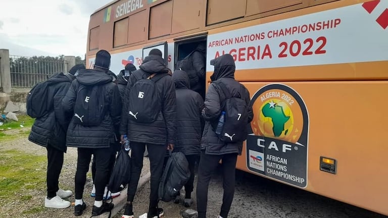 Le bus monstrueux qui attendait la délégation sénégalaise à son arrivée en Algérie pour participer au CHAN.